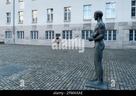 Berlin, Gedenkstätte Deutscher Widerstand, Bendlerblock, Statue von Richard Scheibe Stockfoto