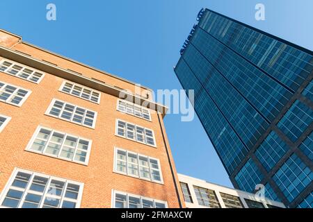 Berlin, Treptow, Allianz Tower an der Elsenbrücke, Blick von unten, Farbkontrast Stockfoto