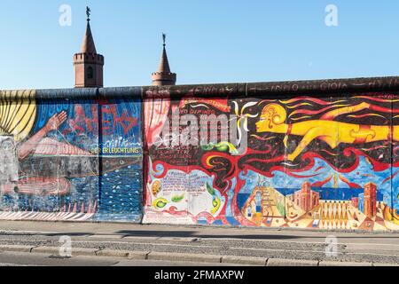 Berlin, East-Side-Gallery an der ehemaligen Berliner Mauer, längste Open-Air-Galerie der Welt, Türme der Oberbaumbrücke Stockfoto