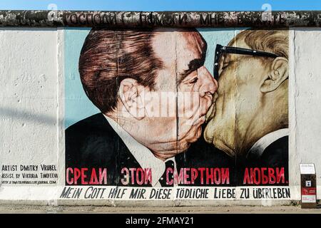 Berlin, East Side Gallery an der ehemaligen Berliner Mauer, 'Bruderküss' zwischen Breshnew und Honecker, Künstler: Dmitry Vrubel Stockfoto