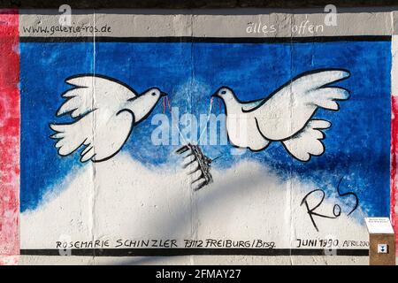 Berlin, East Side Gallery an der ehemaligen Berliner Mauer, Kunstprojekt von Künstlern aus aller Welt, R. Schinzler: Alles offen Stockfoto