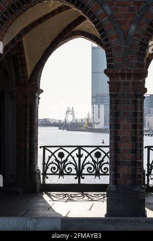 Berlin, Oberbaumbrücke, Blick durch die Ostarkaden zum Molecule man Stockfoto