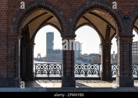 Berlin, Oberbaumbrücke, Blick durch die Ostarkaden zum Molecule man Stockfoto