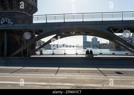 Berlin, Oberbaumbrücke, Blick durch die Ostarkaden zur Spree, zwei sitzende Männer, Silhouette Stockfoto