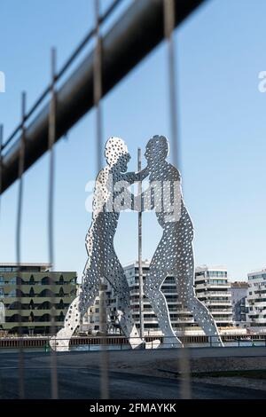 Berlin, Spreeufer, Skulptur 'Molecule man' hinter Baustellenbarriere, Symbol 'Baustelle' Stockfoto