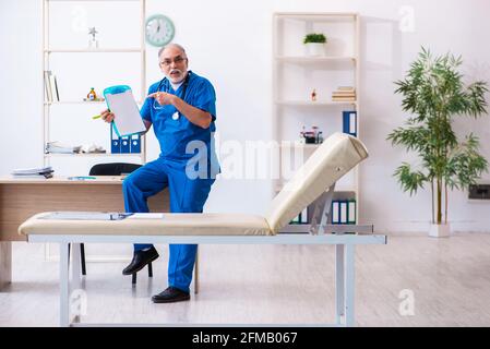 Leitender Arzt, der sich in der Klinik Notizen gemacht hat Stockfoto