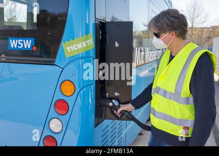 Herten, Nordrhein-Westfalen, Deutschland - der Wuppertaler Wasserstoffbus füllt sich an einer H2-Wasserstofftankstelle mit H2-Wasserstoff, Pressekonferenz Testbetankung an der H2-Tankstelle im Nutzerzentrum h2herten, Herten Wasserstoff-Kompetenzzentrum auf dem Gelände der stillgestandenen Ewald-Mine in Herten, Die 350-bar-Tankeinheit liefert gekühlten Wasserstoff und ist derzeit die leistungsstärkste Betankungsanlage in Deutschland. Stockfoto