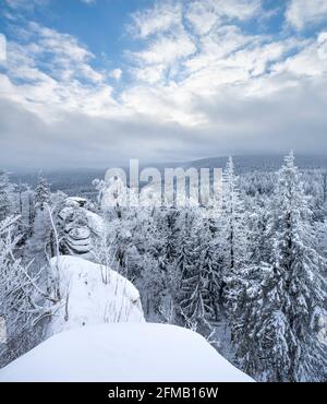 Deutschland, Bayern, Franken, Oberfranken, Fichtelgebirge, Blick von der Felsformation Rudolphstein über den Fichtenwald mit Schnee im Winter Stockfoto