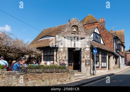 Menschen, die an einem sonnigen Nachmittag außerhalb des Old Bell Pub, Rye, in East Sussex, Großbritannien, essen Stockfoto