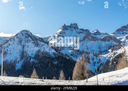 Schneebedeckte Berge in den Dolomiten, Pizac, 2213 m, La Mesola, 2727 m, Bergstation Porta Vescovo, 2.516 m, Arabba, Corvara, Sellaronda, Südtirol, Südtirol, Dolomiten, Italien, Europa Stockfoto