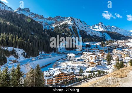 Blick auf Arabba und die schneebedeckten Berge der Dolomiten, La Mesola, 2727 m, Bergstation Porta Vescovo, 2516 m, SAS Ciapel, 2557 m, Arabba, Sellaronda, Südtirol, Südtirol, Dolomiten, Italien, Europa Stockfoto