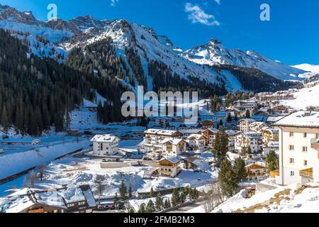 Blick auf Arabba und die schneebedeckten Berge der Dolomiten, Bergstation Porta Vescovo, 2516 m, SAS Ciapel, 2557 m, Arabba, Sellaronda, Südtirol, Südtirol, Dolomiten, Italien, Europa Stockfoto