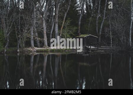 Waldhütte in den Alpen am See Stockfoto