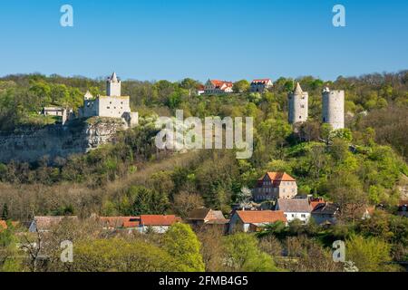 Deutschland, Sachsen-Anhalt, Naumburg, Bad Kösen, Blick auf die Burgruine Saaleck und Rudelsburg, das Schloss Kreipitzsch und das Dorf Saaleck Stockfoto