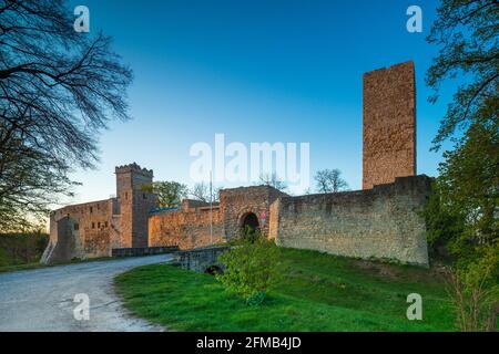 Deutschland, Sachsen-Anhalt, Eckartsberga, Burgruine Eckartsburg im letzten Abendlicht Stockfoto