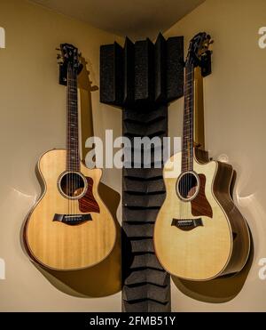 Zwei Gitarren an der Wand Stockfoto