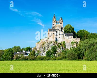 Deutschland, Hessen, bei Limburg an der Lahn, Kirche St. Lubentius in Dietkirchen an der Lahn, vor einem Getreidefeld Stockfoto