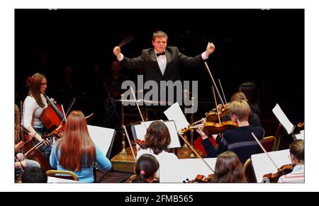 30. Jahrestag Schulen Prom 2004.... Mathew Ryan mit 14 Jahren aus Bolton nimmt seinen Baton als jüngsten Dirigenten von Land of Hope and Glory auf.pic David Sandison 8/11/2004 Stockfoto