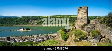 Deutschland, Rheinland-Pfalz, Kaub, Oberes Mittelrheintal Welterbe, Schloss Gutenfels, Pfalzgrafenstein hinten im Rhein, Panorama Stockfoto