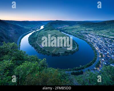 Deutschland, Rheinland-Pfalz, Moseltal, Bremm, Moselschleife im Morgengrauen Stockfoto