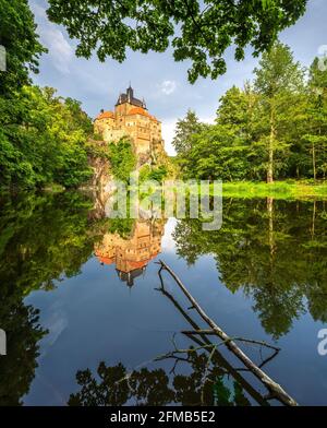 Deutschland, Sachsen, Kriebstein, Burg Kriebstein bei Mittweida, Spiegelung in der Zschopau Stockfoto