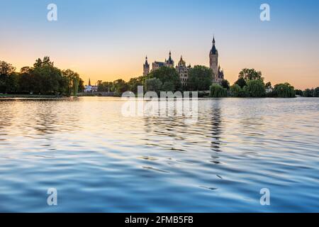 Deutschland, Mecklenburg-Vorpommern, Schwerin, das Schweriner Schloss am Schweriner See bei Sonnenuntergang Stockfoto