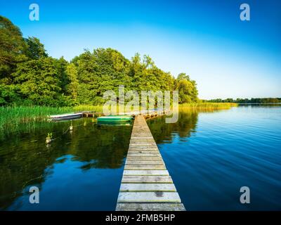 Deutschland, Mecklenburg-Vorpommern, Anlegestelle und Fischerboote am Schaalsee Stockfoto