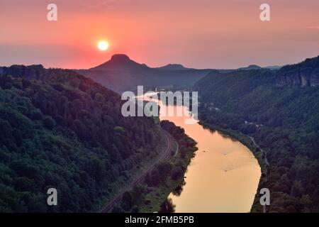 Deutschland, Sachsen, bei Schmilka, Nationalpark Sächsische Schweiz, Elbsandsteingebirge, Blick auf die Elbe bei Sonnenuntergang, hinter dem Lilienstein Stockfoto