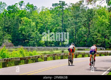 Fahrradfahrer fahren am 1. Mai 2021 in Ocean Springs Mississippi durch die Davis Bayou Gegend an der Gulf Islands National Seashore. Stockfoto