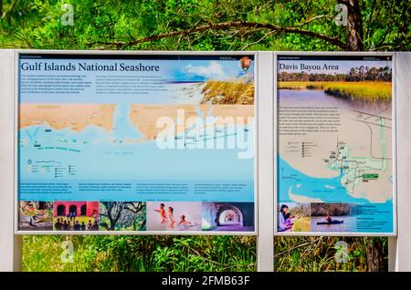 Ein Schild steht am Eingang zur Davis Bayou Gegend der Gulf Islands National Seashore, 1. Mai 2021, in Ocean Springs Mississippi. Stockfoto