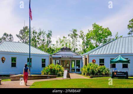 Ein Tourist spaziert in Richtung des Besucherzentrums an der Gulf Islands National Seashore, 1. Mai 2021, in Ocean Springs Mississippi. Stockfoto