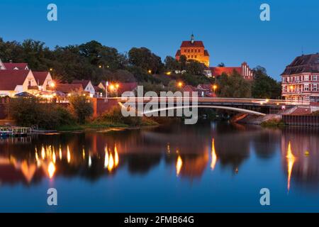 Havelberg mit Mariendom in der Abenddämmerung, Spiegelung in der Havel, Hansestadt Havelberg, Sachsen-Anhalt, Deutschland Stockfoto