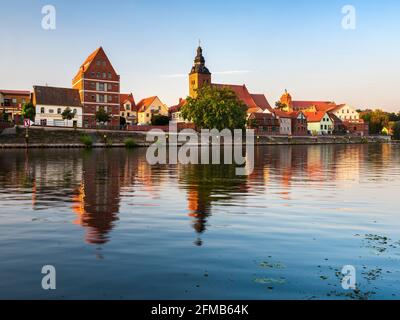 Havelberg mit Mariendom im Abendlicht, Reflexion in der Havel, Hansestadt Havelberg, Sachsen-Anhalt, Deutschland Stockfoto