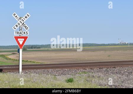 Warnschild Eisenbahnübergang in ländlichen Vereinigten Staaten Stockfoto