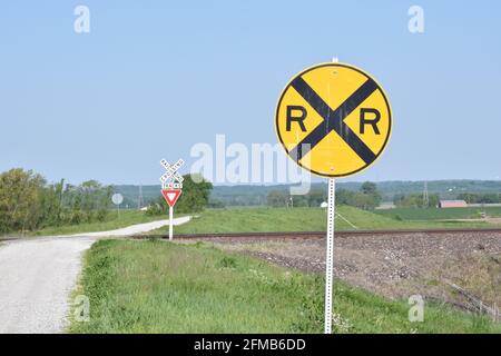 Warnschild Eisenbahnübergang in ländlichen Vereinigten Staaten Stockfoto