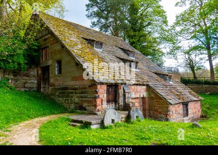 Nether Alderley Mill, eine Wassermühle aus dem 16. Jahrhundert in Nether Alderley, in der Nähe von Alderley Edge, cheshire, England, Großbritannien. 16. Jahrhundert, Klasse II* gelistet. Stockfoto