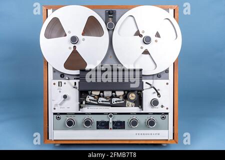 Ferrograph Series 7 Bandrekorder auf Rolle. Erbaut Ende der 1960er bis Anfang der 1970er Jahre. Abbildung mit geöffneter Abdeckung der Aufzeichnungsköpfe. Stockfoto