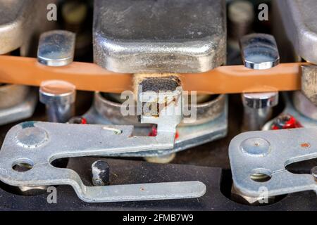 Ferrograph Series 7 Bandrekorder auf Rolle. Erbaut Ende der 1960er bis Anfang der 1970er Jahre. Aufzeichnungskopf mit Klebeband an der richtigen Stelle und Druckpad in der richtigen Position. Stockfoto