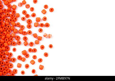 Nahaufnahme der Orange Beads auf dem weißen Hintergrund. Hintergrund oder Textur von Perlen. Makro, Es wird in der Finishing Mode Kleidung verwendet. Machen Perlen Halskette oder Stockfoto