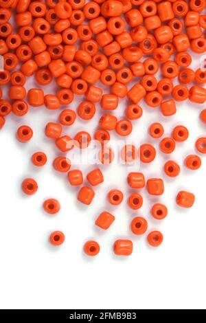 Nahaufnahme der Orange Beads auf dem weißen Hintergrund. Hintergrund oder Textur von Perlen. Makro, Es wird in der Finishing Mode Kleidung verwendet. Machen Perlen Halskette oder Stockfoto