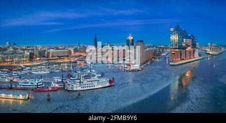 Die Skyline von Hamburg in der Winternacht mit Elbphilharmonie und Eis an der Elbe Stockfoto