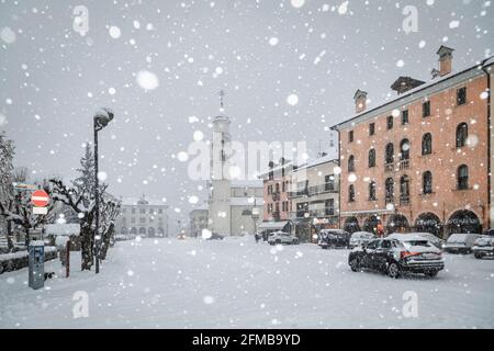 agordo, das Stadtzentrum unter starkem Schneefall, Provinz Belluno, Venetien, Italien Stockfoto