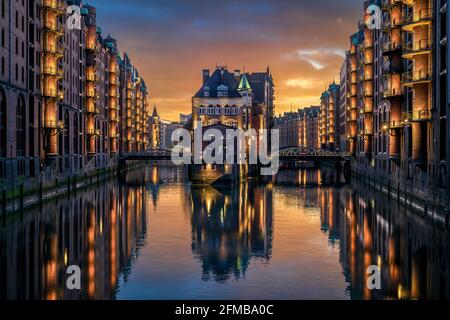 Sonnenuntergang am berühmten Wasserschloss in der historischen Speicherstadt in Hamburg Stockfoto