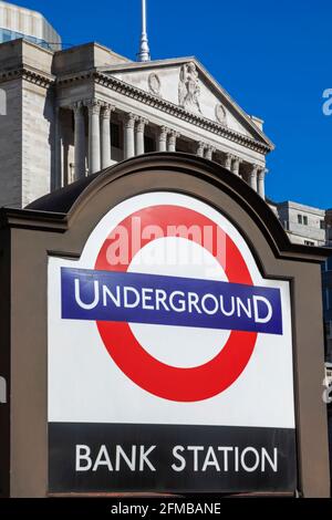 England, London, City of London, Bank Station Underground Sign und die Bank of England Stockfoto