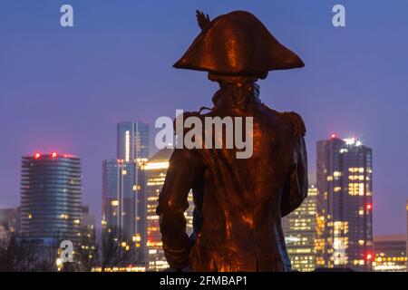 England, London, Greenwich, Silouette der Lord Nelson Statue und die Canary Wharf Skyline bei Nacht Stockfoto