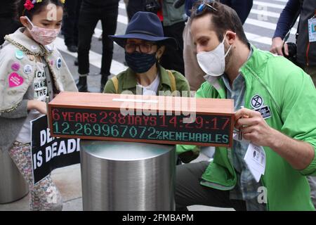 New York, NY, USA. 07. Mai 2021 - Umweltaktivistin und Extinction Rebellion veranstalteten heute im Rahmen eines Global Day of Action eine Aktion zur Definanzierung von Line3, um die Line3-Pipeline zu stoppen. Die Veranstaltung begann mit einer Kundgebung vor der New York Public Library und gefolgt von einem marsch zur Bank of America 6th Avenue und 42nd St in NYC, wo eine direkte Aktion stattfand und die in stattfand. Bild: Mark Apollo/Alamy Livenews Stockfoto