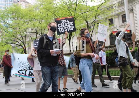 New York, NY, USA. 07. Mai 2021 - Umweltaktivistin und Extinction Rebellion veranstalteten heute im Rahmen eines Global Day of Action eine Aktion zur Definanzierung von Line3, um die Line3-Pipeline zu stoppen. Die Veranstaltung begann mit einer Kundgebung vor der New York Public Library und gefolgt von einem marsch zur Bank of America 6th Avenue und 42nd St in NYC, wo eine direkte Aktion stattfand und die in stattfand. Bild: Mark Apollo/Alamy Livenews Stockfoto