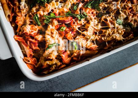 Gebackene Pasta-Auflauf in einer weißen Backform frisch aus dem Ofen. Stockfoto