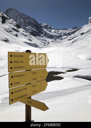 Landschaft 'in der Sulze', Wegweiser, Winterwunderland, Amberger Hütte im hinteren Sulztal, Schreinerei, Winter, Winterlandschaft, Schnee, gletscher, Sulztalferner, Ötztal, Längenfeld, Sulztal, Gries, Tirol, Österreich Stockfoto