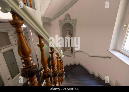 Deutschland, Sachsen-Anhalt, Magdeburg, schmale Treppe in einem Haus im wilhelminischen Stil. Stockfoto
